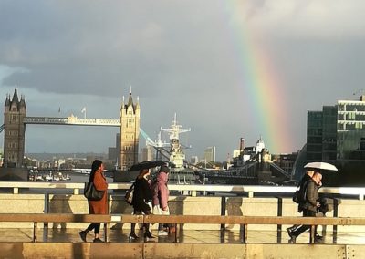 Regenbogen über Brücke