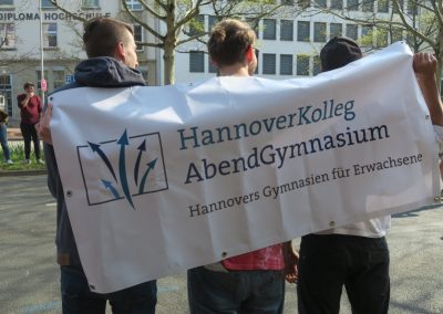 Schüler halten Banner hoch