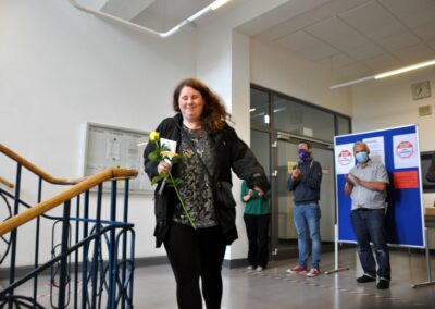 Frau mit Rose in der Hand