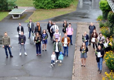 Menschen mit Rosen in der Hand