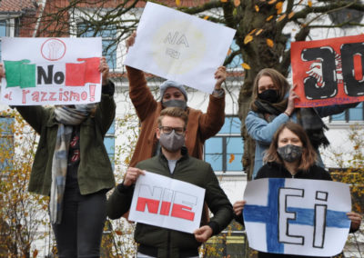 Schüler halten Plakate hoch