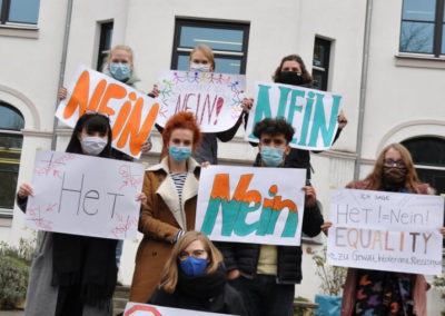 Schüler halten Plakate hoch