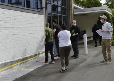 Schüler kleben eine Wand ab