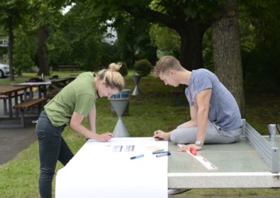 Schüler sitzen auf einer Tischtennisplatte