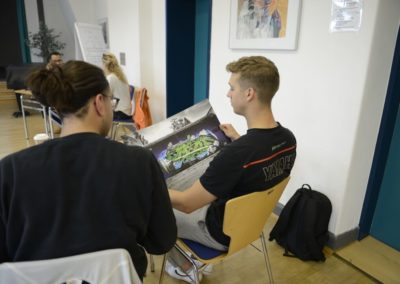 Schüler unterhalten sich im Klassenzimmer