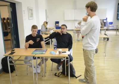 Schüler unterhalten sich im Klassenzimmer