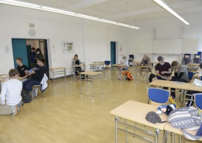 Schüler unterhalten sich im Klassenzimmer