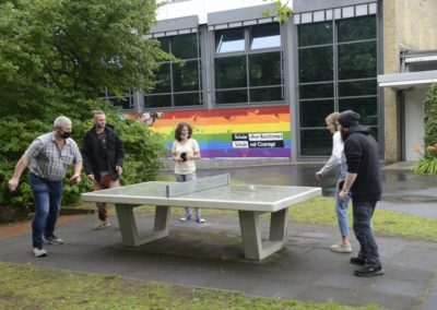 Schüler/innen spielen Tischtennis