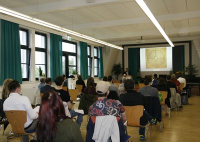 Schüler hören einem Vortrag zu