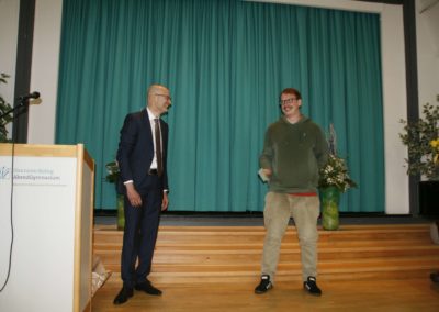 Schüler mit einer Karte in der Hand