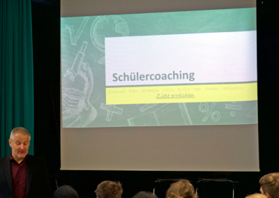 Informationsveranstaltung zum Schüler-Coaching am Hannover Kolleg - der Schulleiter Herr Menski begrüßt die Anwesenden