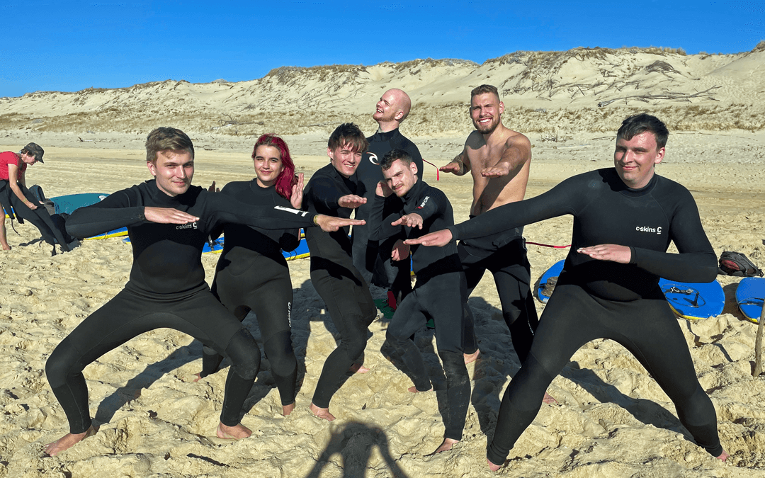 Ganz in ihrem Element: Gruppe trainiert Wellenreiten am Atlantik