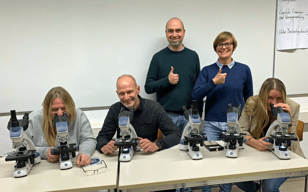 Der Freundes- und Förderkreis des Abendgymnasiums Hannover e.V. finanziert neue Mikroskope für die Fachgruppe Biologie