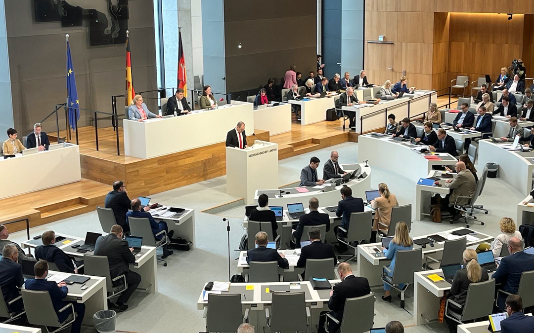 Politikkurse besuchen Debatte im Landtag