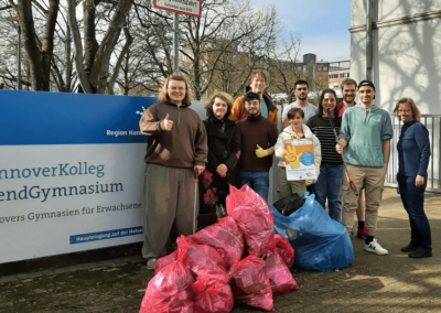 Hannover ist putzmunter: Schüler*innen sammeln Müll.