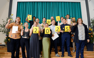 Applaus, Applaus: Der Abschlussjahrgang 2025 feiert seinen Erfolg im Abi oder bei der FH-Reife