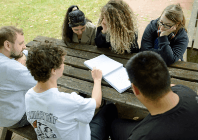 Methodentag am Hannover Kolleg: Schüler*innen am Tisch