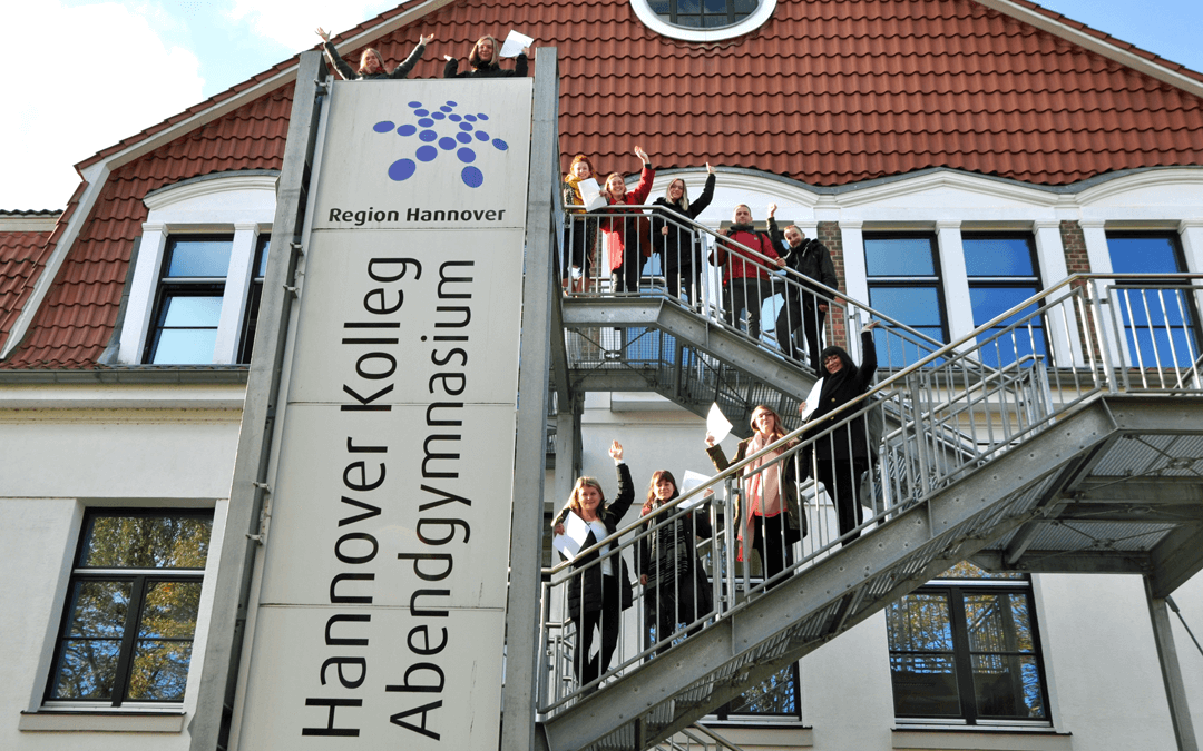Absolventen des Hannover Kollegs auf Feuertreppe